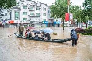 2020年7月7日凌晨，安徽省黄山市歙县遭遇50年一遇的洪涝灾害，县城多处洪水上路、严重积水、道路受阻。收到灾情影响的高考考生。图片来源：人民视觉
