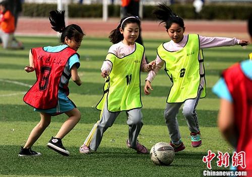 资料图:2018年3月29日,河北大厂回族自治县城区第二小学的学生在进行对抗赛。中新社记者 宋敏涛 摄