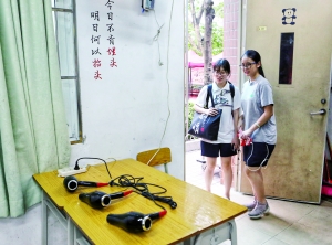 图为广铁一中考点,学校在更衣室里备有吹风筒。信息时报记者 陆明杰 摄
