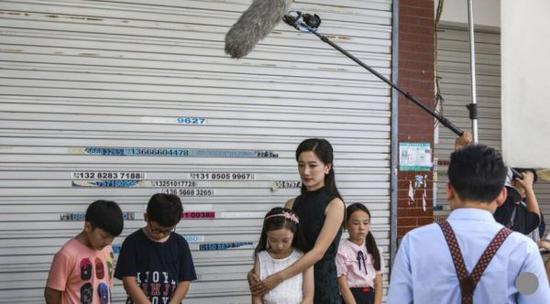 “小演员”们的拍摄现场（图片来自香港《南华早报》网站）