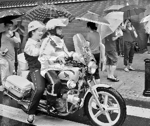 一名考生被交警送到七中考场。 信息时报记者 萧嘉宁 摄