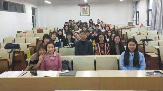 (苗怀明与听课学生合影)