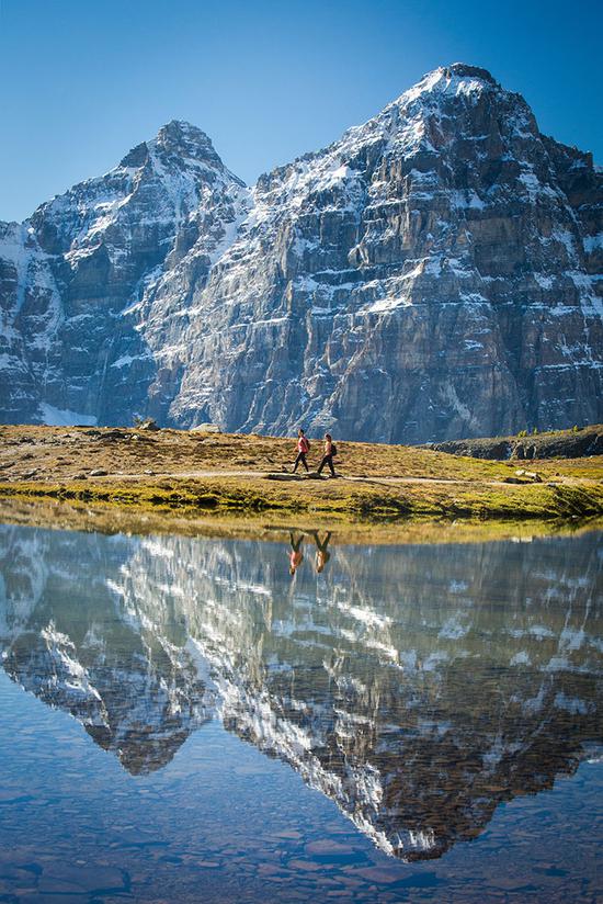 在班夫国家公园露易丝湖边徒步（ 摄影师：Paul Zizka）