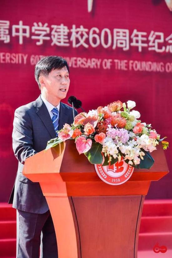 校长李志聪在建校60周年纪念大会上致辞。