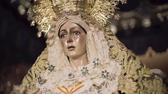 塞维利亚的马卡雷纳大教堂里一尊圣母像栩栩如生