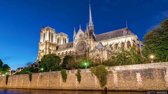 双语阅读:巴黎圣母院为修缮寻求捐助