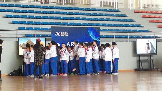 学生参观人工智能产品体验区