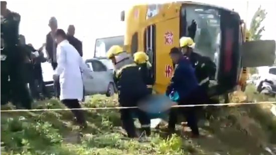 事故现场视频截图 澎湃新闻记者 胡芮默 谢煜楠 视频来源:相关人士提供(00:24)