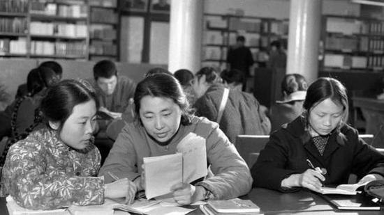 ▲1978年3月，北京师范大学1977届新生在学习中交流。（新华社发）