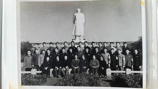 1962年，复旦大学物理二系041班开学合影。 受访者供图