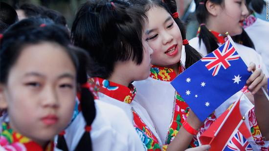 手持澳大利亚国旗的中国小姑娘 图源：CNN