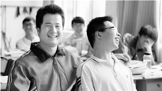 吴老师（左）上课时风趣幽默，同学们总是乐得合不拢嘴。 　　照片由老师本人提供