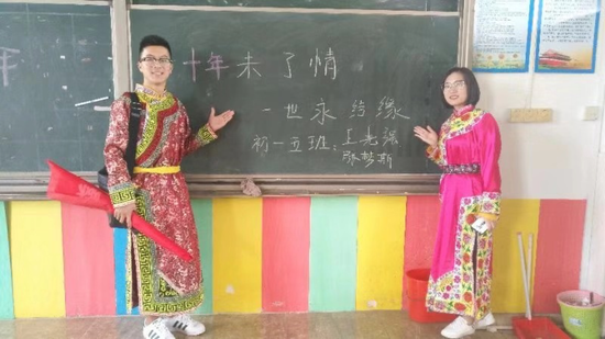 回访学生回到曾经上课的教室