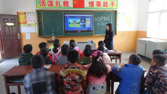 为了开拓孩子们的视野,蔡明镜引入了网络课程。受访者供图