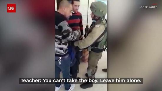 以色列士兵与教师发生争执