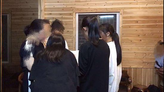 4名女孩依次读检讨书，并向被打女孩及其母亲鞠躬致歉。被打女孩母亲供图