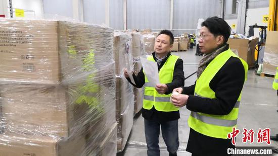 西班牙青田同乡会在打包运输物资。 西班牙欧华报供图