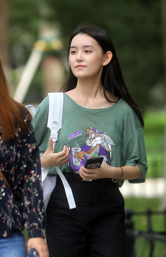 蒋依依现身中戏昌平校区,参加大一新生开学报到。