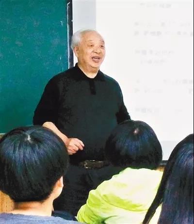 章竹君老师正在给学生讲课 记者 张宇明 摄（图片来源：西安晚报）