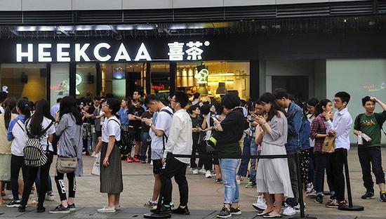 消费者在喜茶门前排队。图片来源:网络
