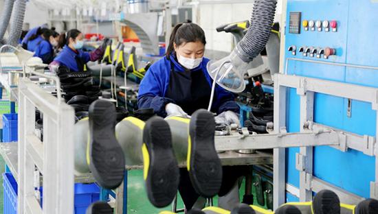 2020年3月24日，江苏连云港禧玛诺外贸制鞋企业的员工在生产车间。图片来源：人民视觉