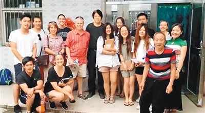 黄蓉（二排右一）与同学和老师拜访河南济源桐树岭村村民 　　《神州学人》供图
