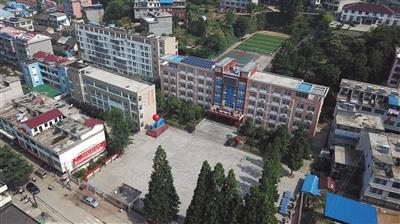 6月7日，航拍金寨县希望小学全貌。