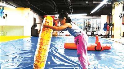 在道馆“玩”,已经成为依依生活的一部分摄影/本报实习生 钱佳鑫