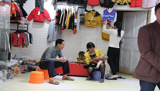 在小镇上贩卖童装为生的个体户一家人 摄影:邓雅蔓