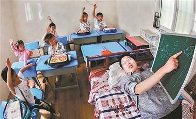 叶海涛在给孩子们上课。