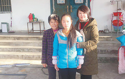 李芳（右一）在看望贫困学生。
