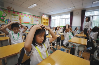 9月19日，朝阳区实验小学（三里屯幸福校区北区），学生们正在做新眼保健操。 新京报记者 王飞 摄