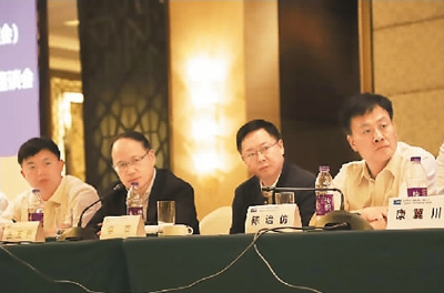 贵州黔西南州政府副州长李杰(右二)希望留学归国人员关注教育领域,帮助更多贫困地区的孩子通过教育改变命运。