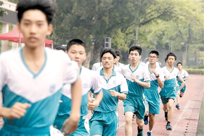 2017年中考体育考试在广州市第五中学举行（资料图片）广报全媒体记者骆昌威摄