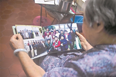 张幼丽在看80大寿时与学生的合影