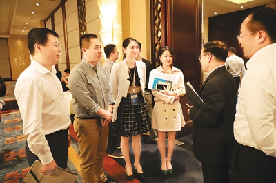 图为欧美同学会党组书记、秘书长王丕君(右二)与海归讨论下一步如何开展脱贫攻坚调研考察和项目落地对接活动。