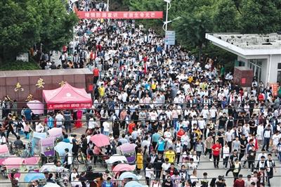 6月2日,毛坦厂中学,下课的学生走出校门吃晚饭。