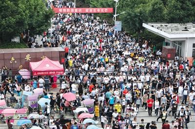 6月2日，毛坦厂中学，下课的学生走出校门吃晚饭。