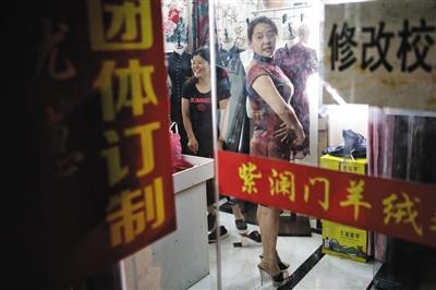 5月31日,毛坦厂镇,一名陪读家长在试穿旗袍。