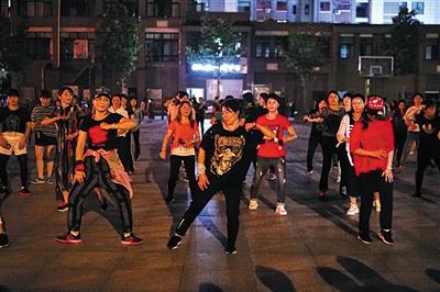 5月31日,杨雨菲在镇广场上跳舞。陪读期间,她带出了数百名舞蹈学生。
