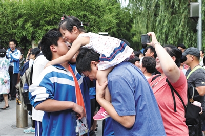 6月8日，北京第十八中学考点门外，妹妹扑向刚走出考场的哥哥。新京报记者 王嘉宁 摄