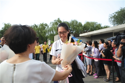 送花 6月8日，北京101中学考点，英语考试结束后考生家长为考生送上鲜花。新京报记者 侯少卿 摄