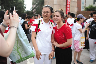 迎接 6月8日，人大附中考点，一名外教来迎接考完的考生。新京报记者 浦峰 摄