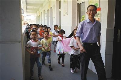 6月7日中午，金寨县希望小学的老师领着一年级学生前往食堂吃午餐。