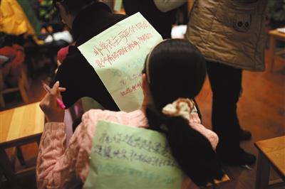 2011年1月3日，北京，学生和家长正在上戒除网瘾课。资料图片/韩萌 摄