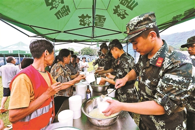 武警战士为群众发放晚饭