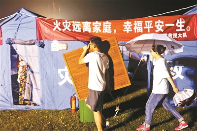 为了生活方便,入夜后还有群众往帐篷里添置东西