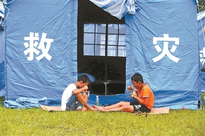 6月18日,两个孩子在吃震后第一顿晚饭