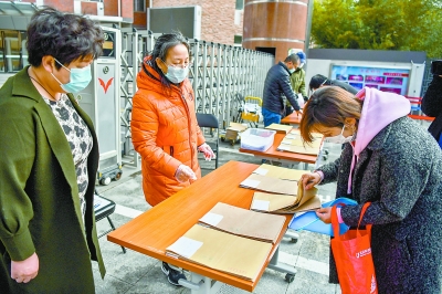 昨天上午，在北京市第十八中学，校方向学生和家长们发放2020年高考适应性测试试卷。今日起连续四天，本市高三考生在家进行“模拟考”。本报记者 邓伟摄