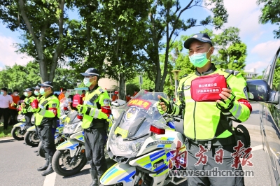 佛山公安特警在高考期间将派出全部反恐摩托车到路面机动巡逻，开辟高考“绿色通道”。